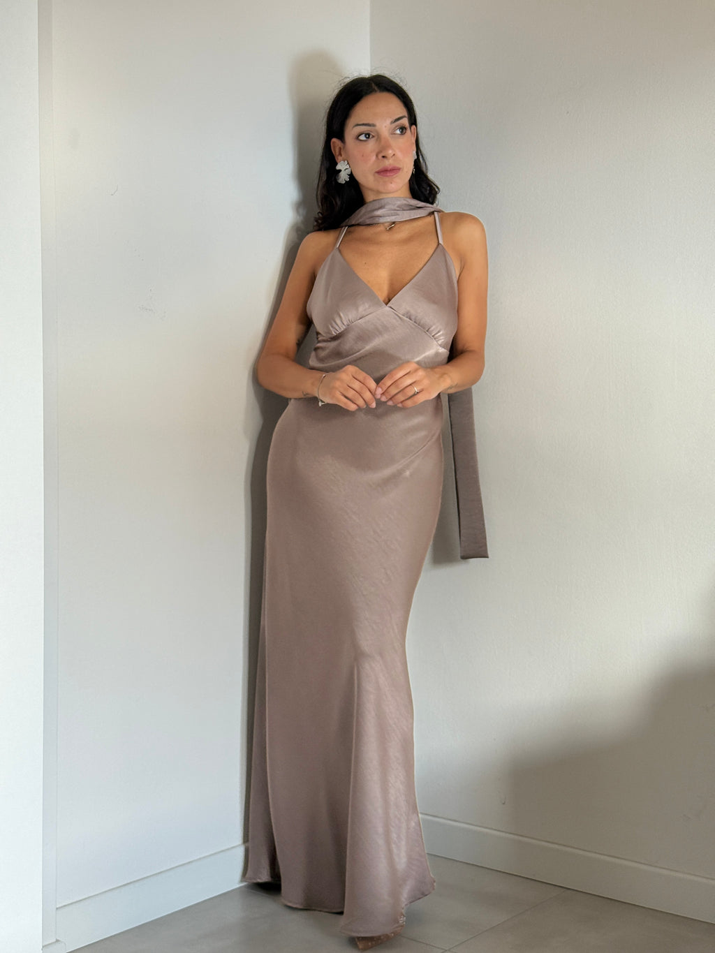 Abito satin con foulard