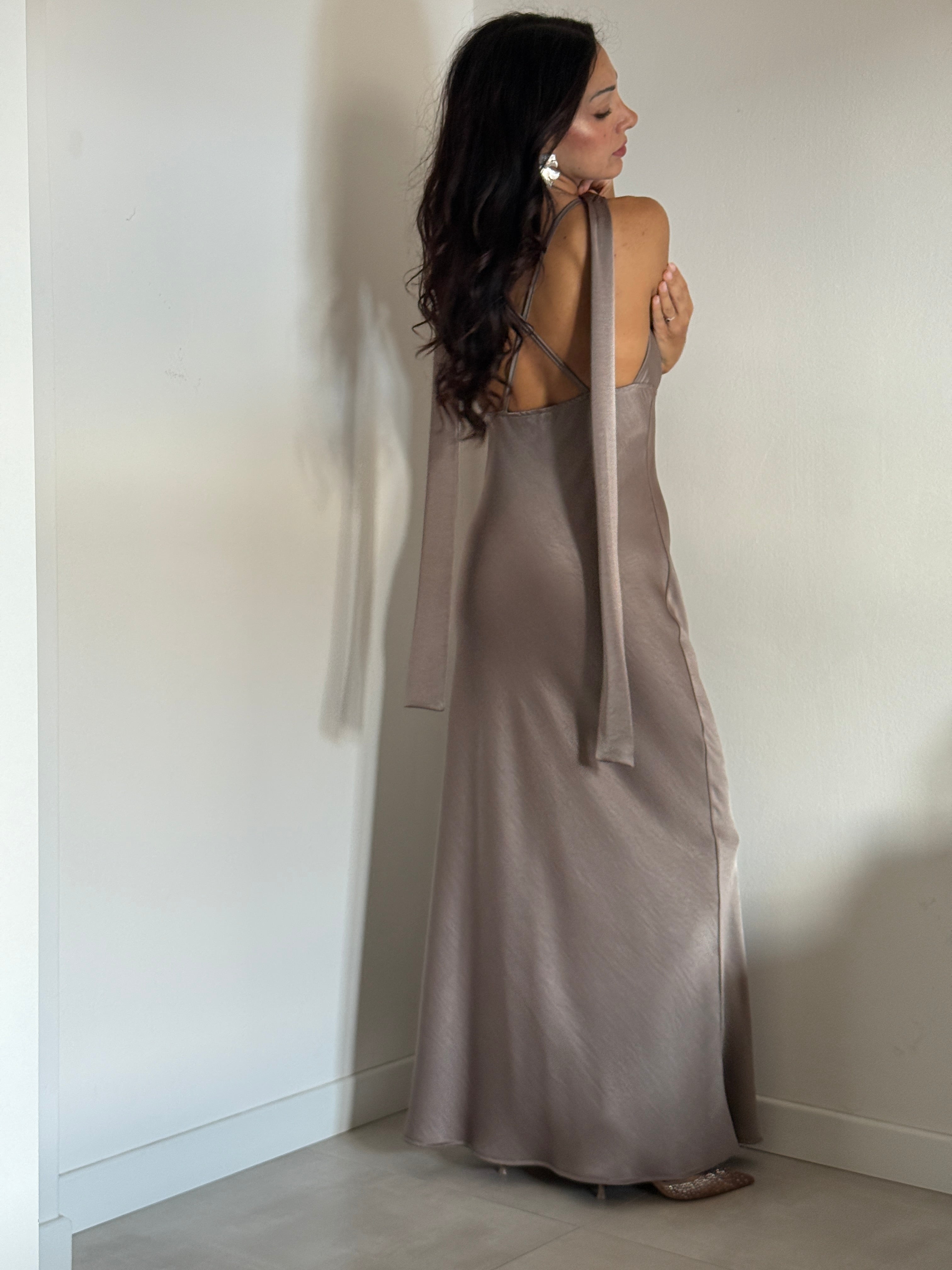 Abito satin con foulard