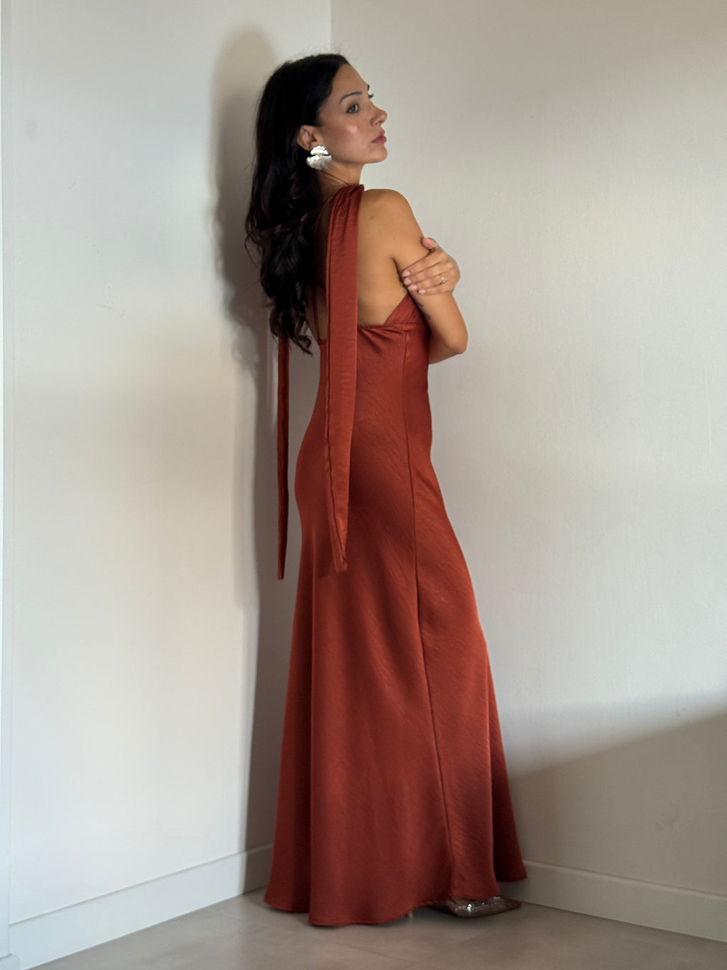Abito satin con foulard