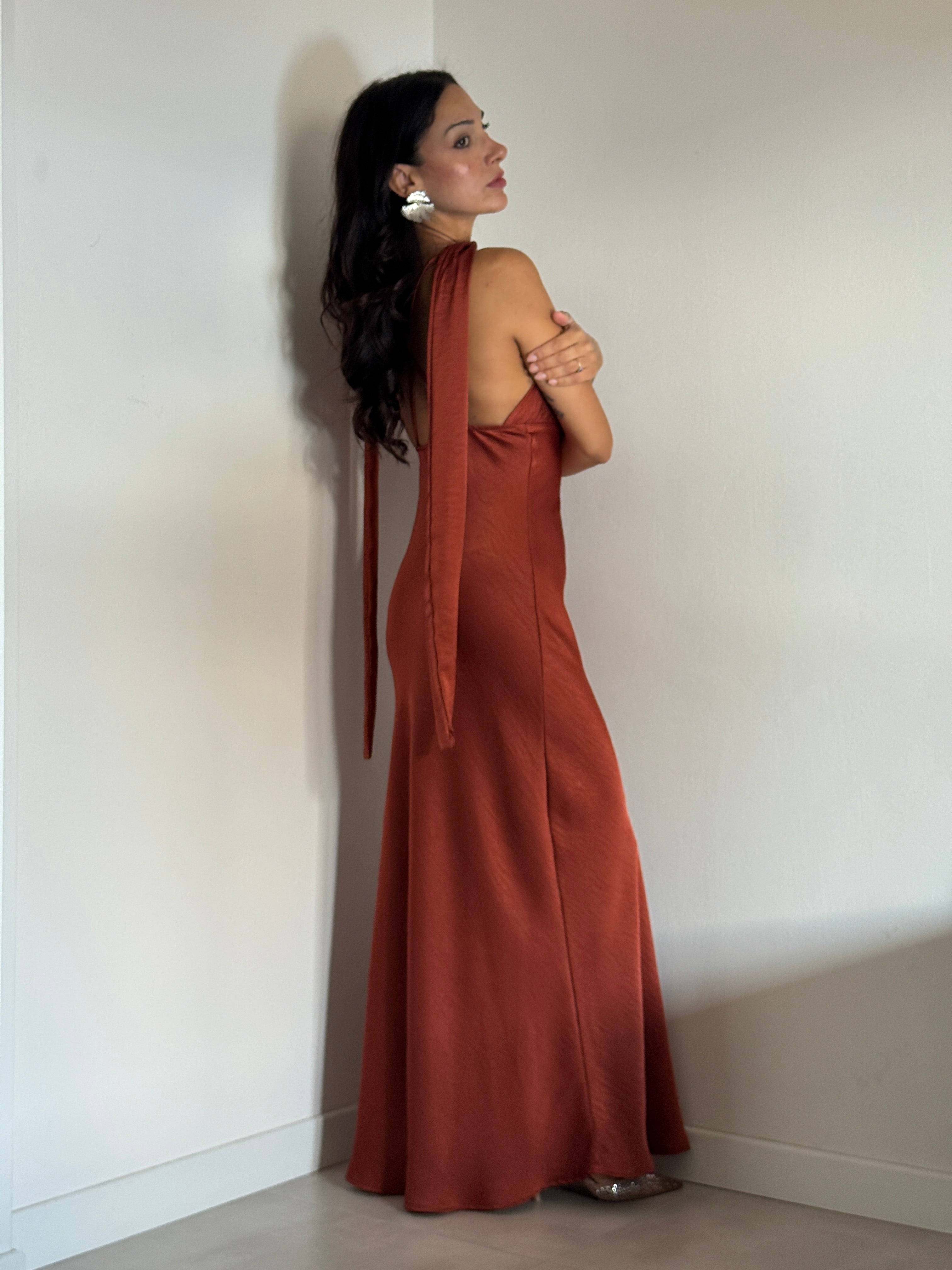 Abito satin con foulard