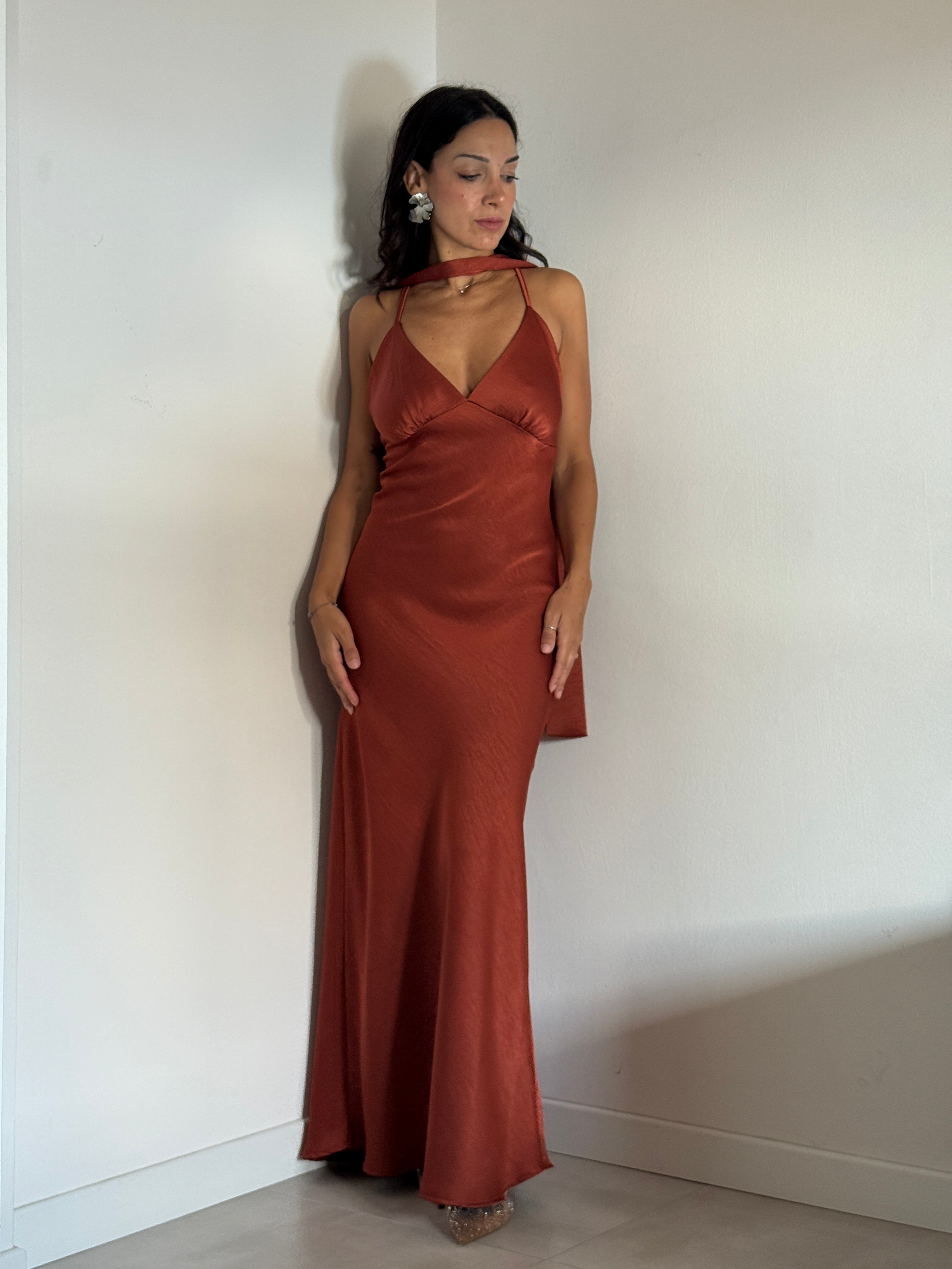 Abito satin con foulard