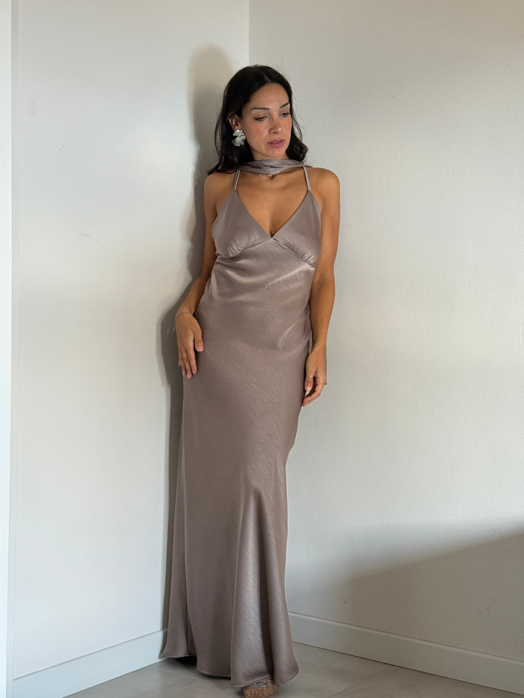 Abito satin con foulard