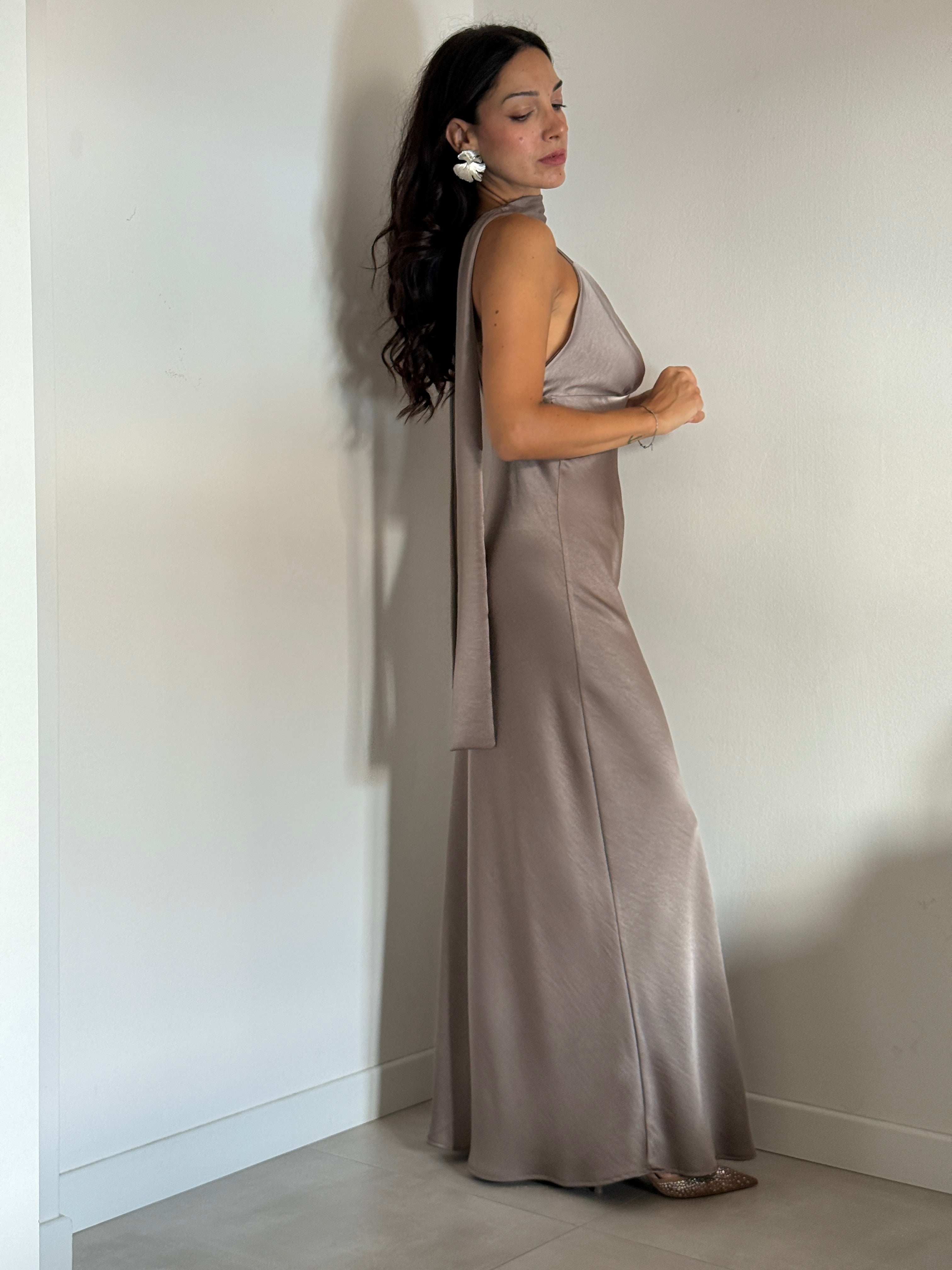 Abito satin con foulard
