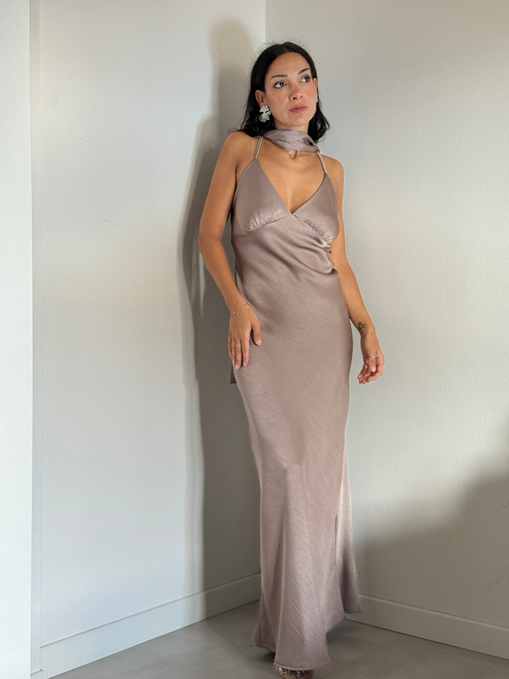 Abito satin con foulard