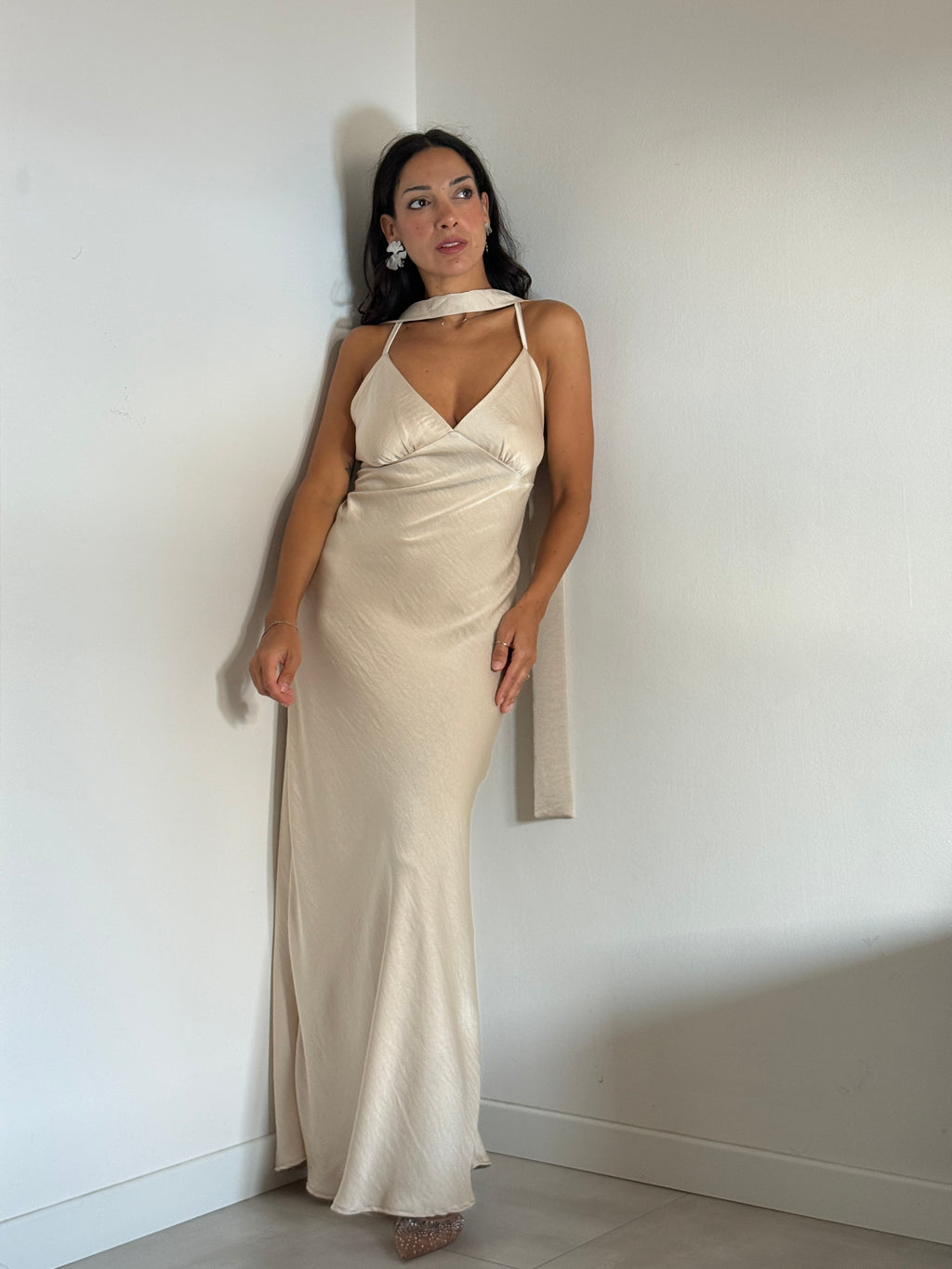 Abito satin con foulard