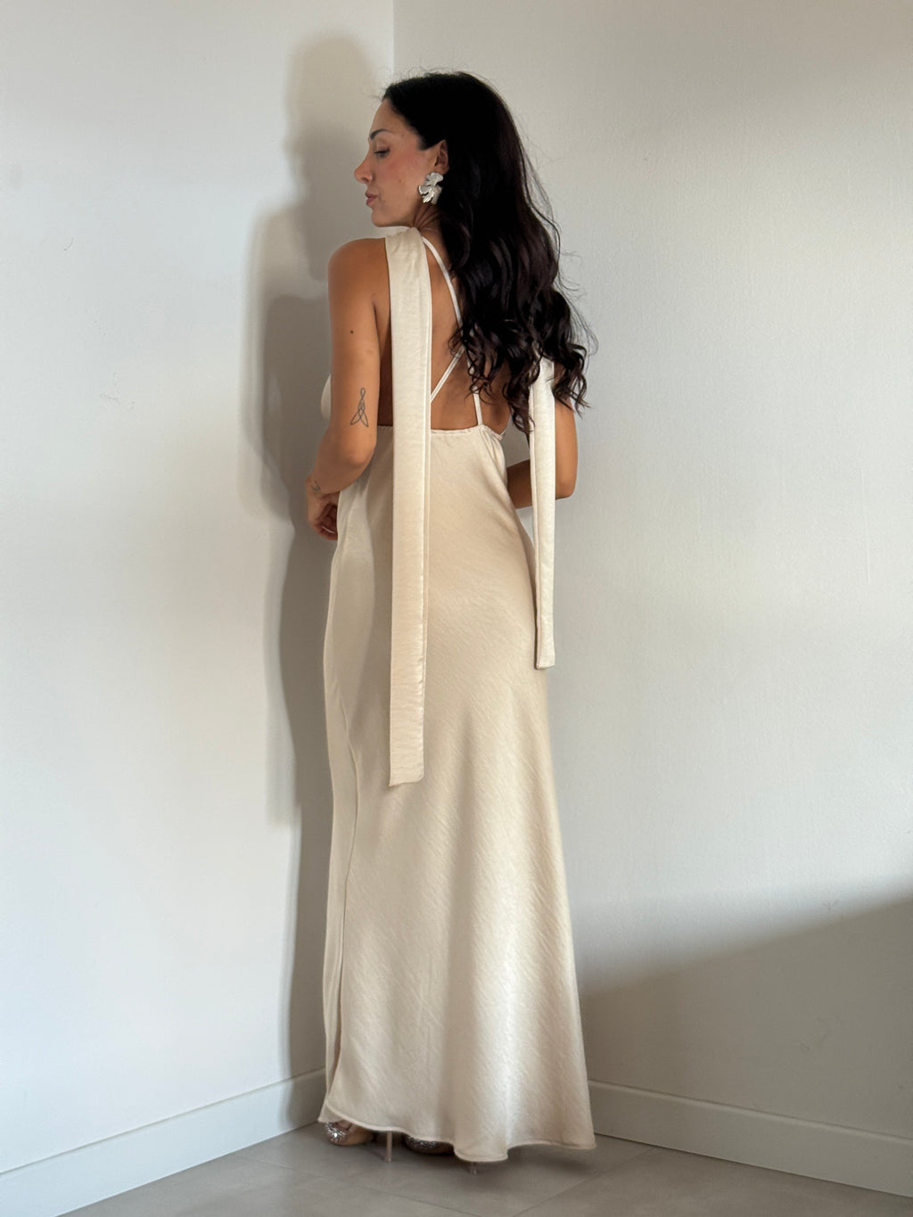 Abito satin con foulard