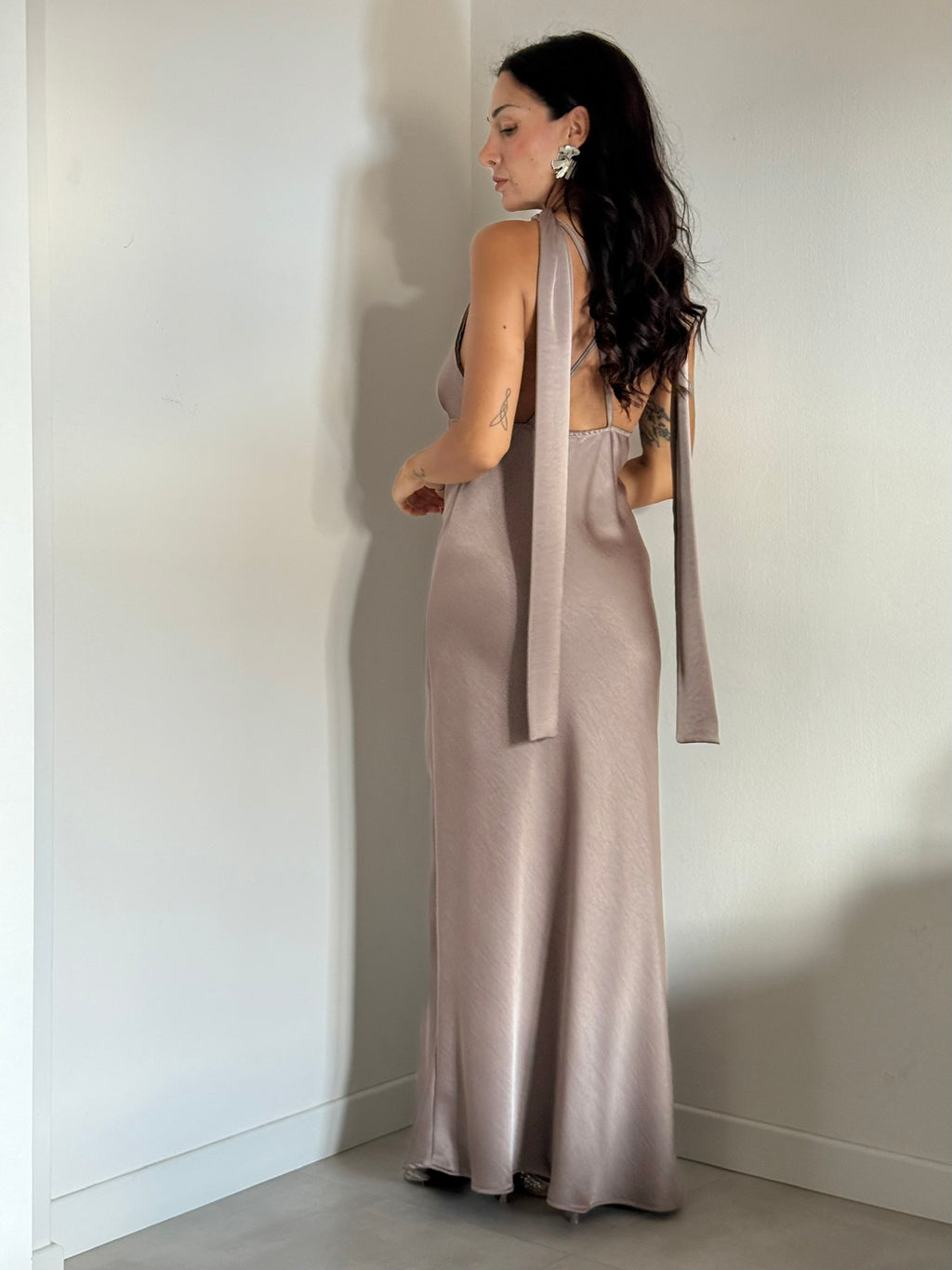 Abito satin con foulard