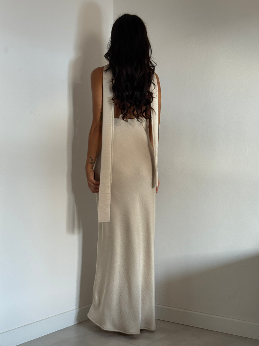 Abito satin con foulard