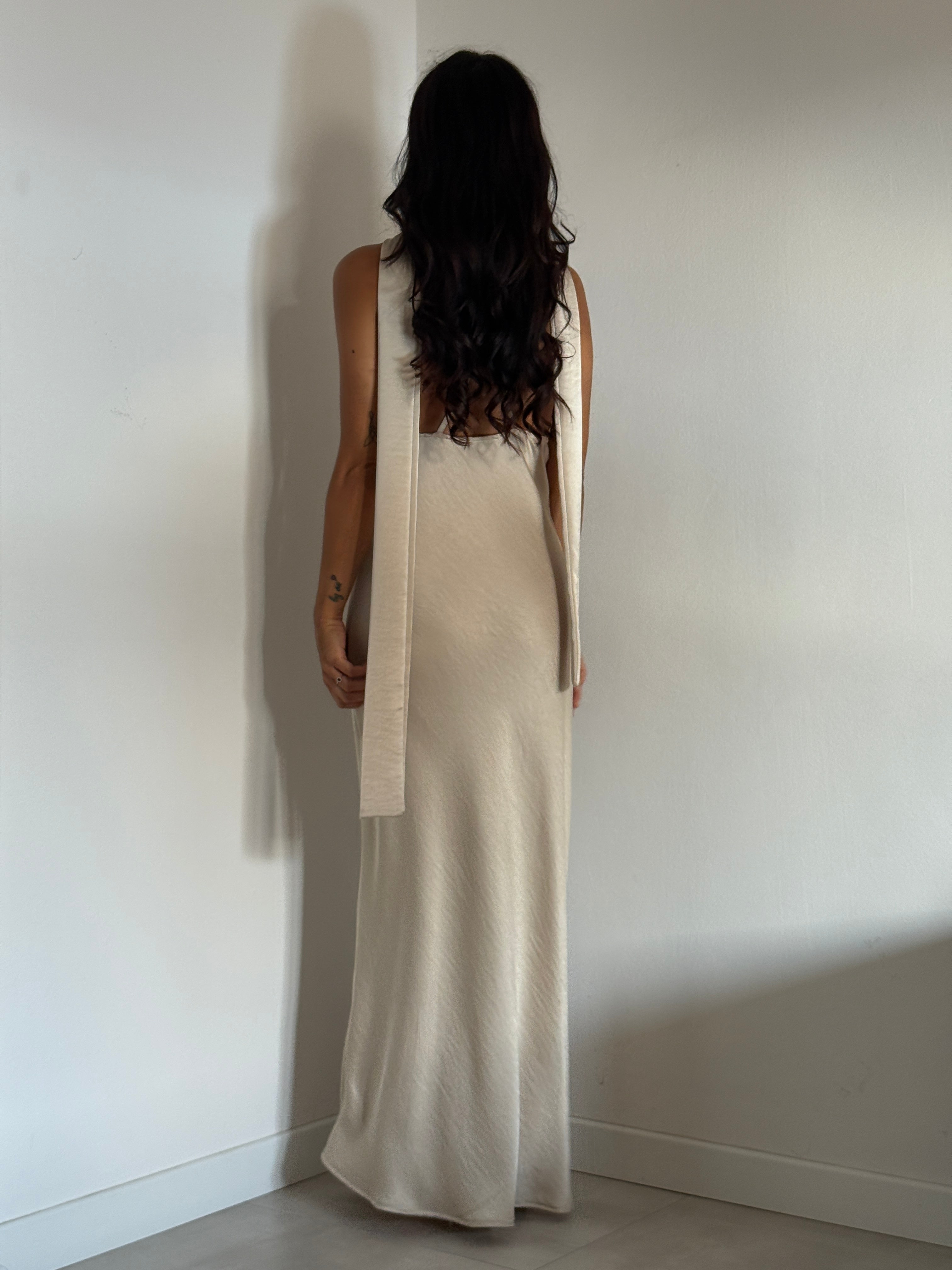 Abito satin con foulard